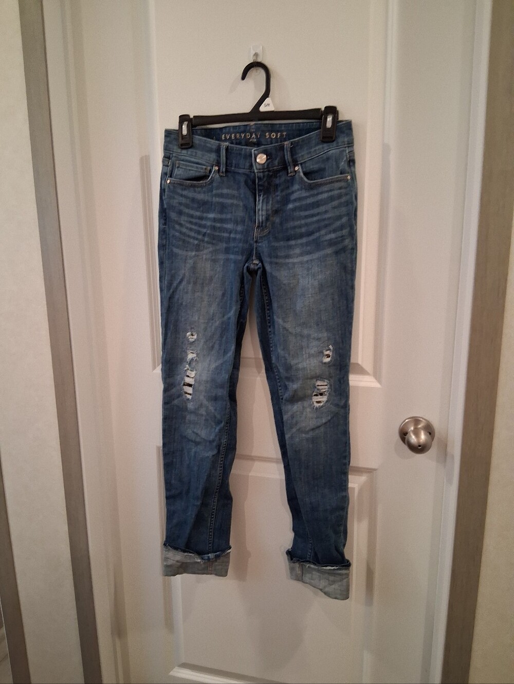 White House Black Market The Everyday Soft  Distressed Blue Jeans Size 4